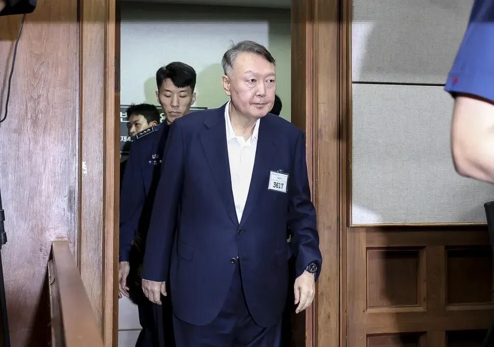 尹锡悦85天里大变样，头发花白身形消瘦，看守所编号“3617”当地时间26日，
