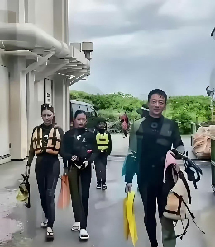 大S女儿小玥儿，终于把头发扎起来了，露出了清秀的脸庞，真的是小小S​​​！​