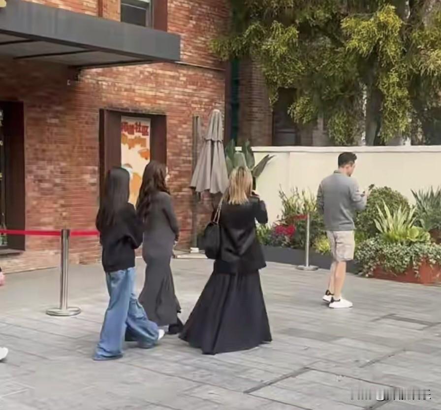 汪小菲这张照片太好玩了。马筱梅和玥玥还有一名女士都穿着长衣长裤，唯独他穿着短裤