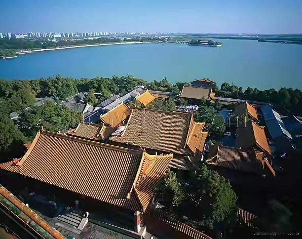 空中鸟瞰中南海，一种令人震撼的美由然而生。空中俯瞰中南海，给人一种