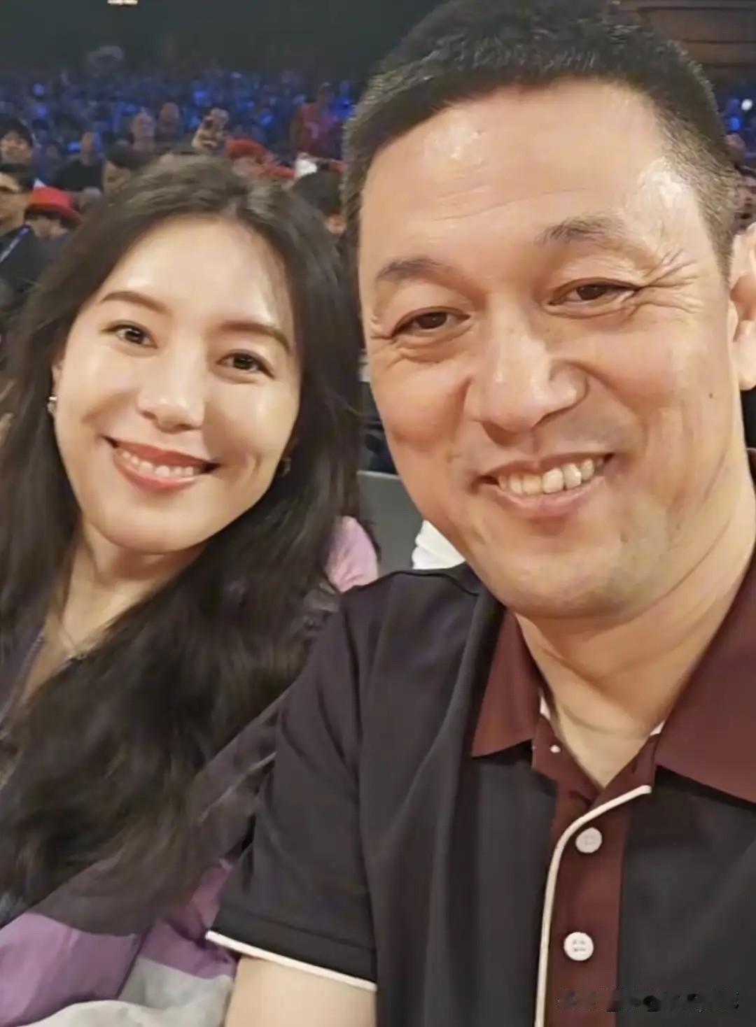 澳门NBA中国赛现场星光熠熠，蔚来创始人李斌携妻子王屹芝现身观众席，享受难得的休
