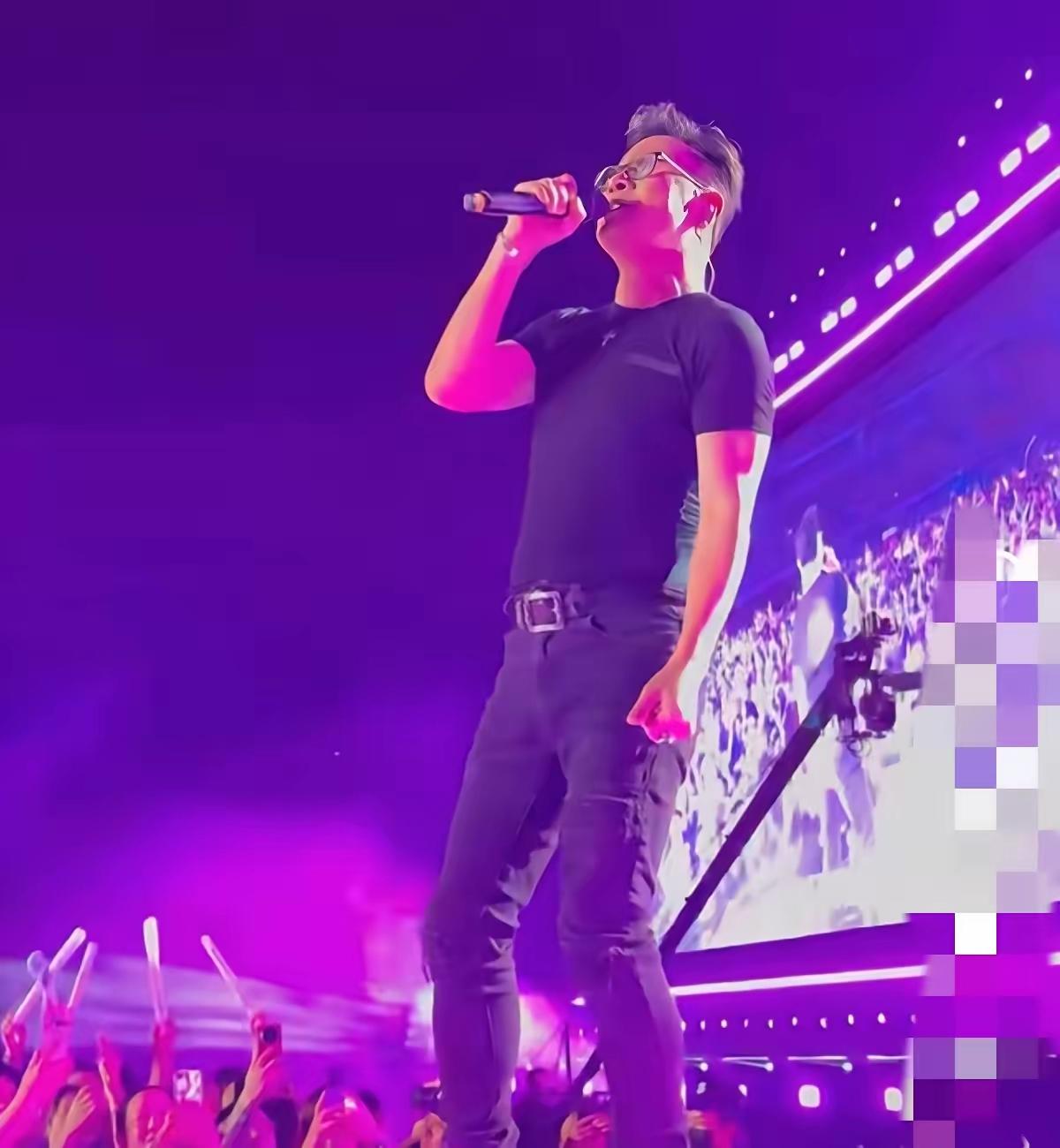 汪峰给大家提了个醒男人可以有激情，但是千万不能，在50多岁的年纪，还当自己