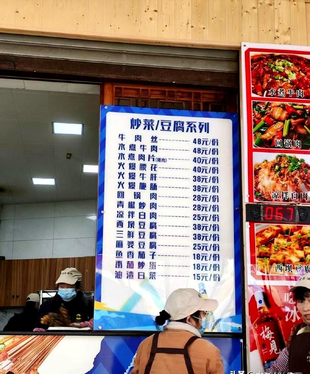王鹤棣爸爸这家店，最近又被粉丝“补了一波”。一开始大家都说，儿子太火，把店也带