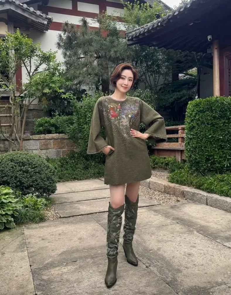 她年轻的时候在香港TVB在这么多女演员里面颜值算是数一数二，但想不到她在25岁时