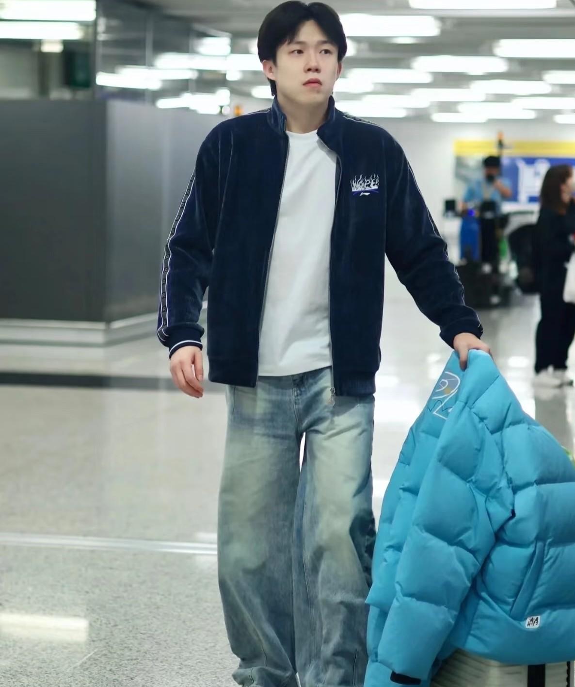 在穿搭这方面王楚钦验证了一个规律如果男生长得很高，腿又比较瘦和长，就不要