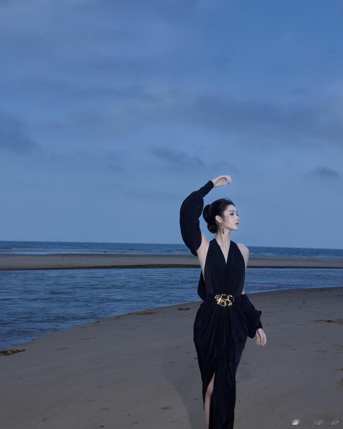 王玉雯妈妈级别的出图王玉雯黑绸绕白玉真的是美到了我的心巴上了呀，完全是妈妈级别