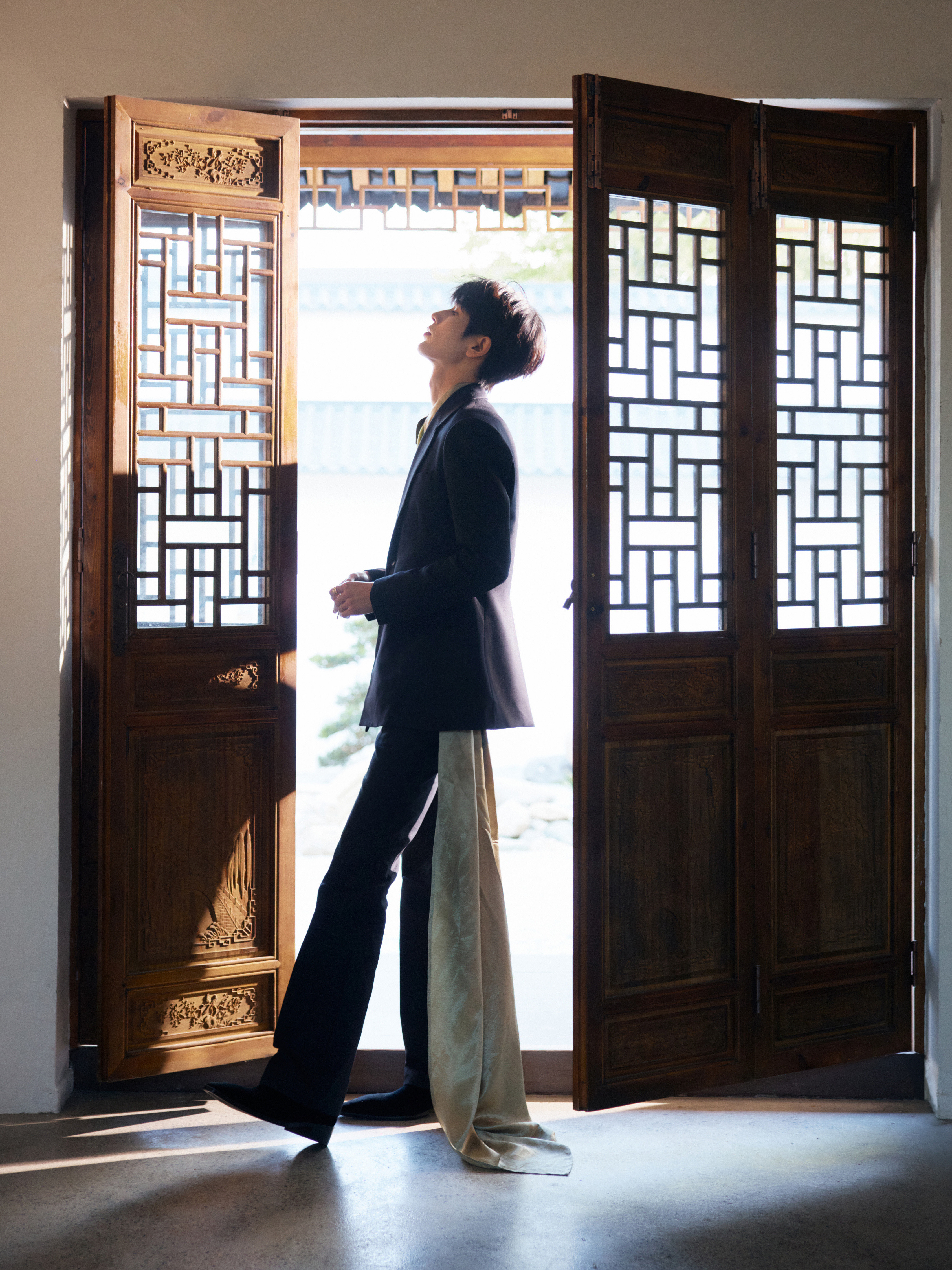 演员张凌赫今日出席2025微博视界大会造型图集，身着SEANSUEN2026