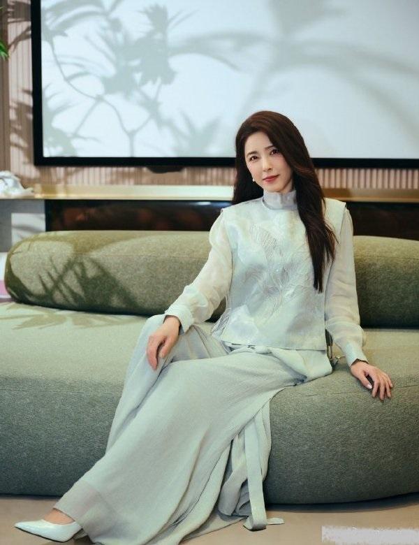 最近曾黎去参加百花迎春，她这次搭配的很有清新时尚之美，看上去年轻又迷人。曾黎