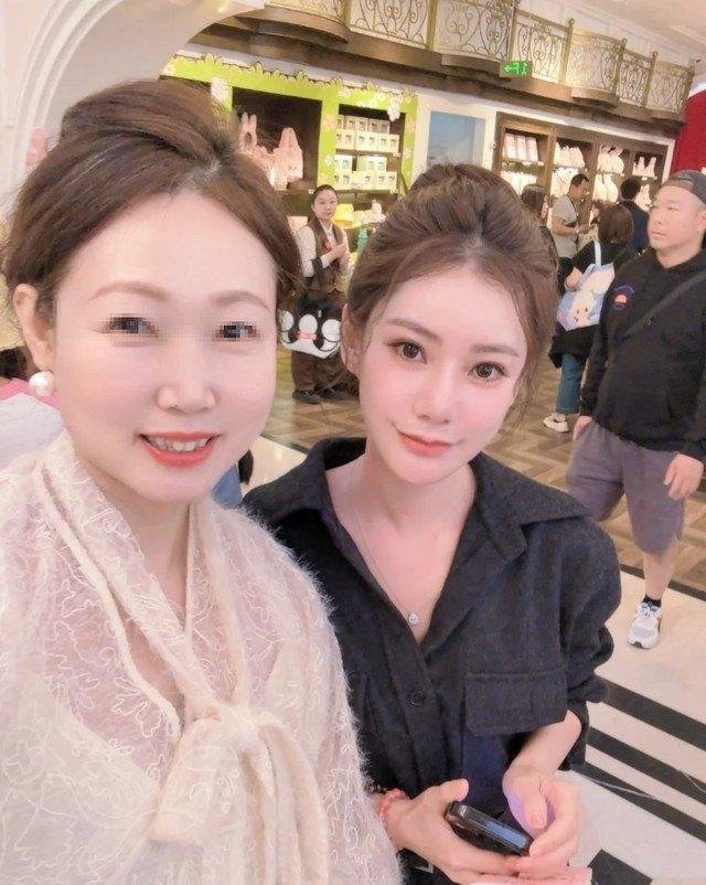 12岁小玥儿跟马筱梅逛泡泡玛特，不驼背了穿得也洋气，网友：这后妈到底咋带的​