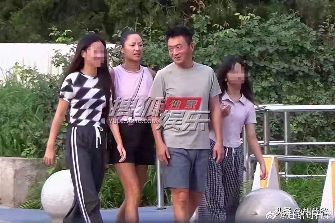 瞿颖一家4口外出聚餐！男友个矮显老面相老实，俩继女身高直逼170