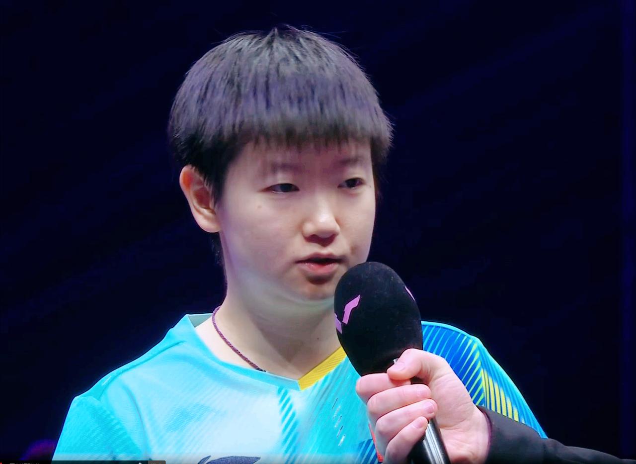 孙颖莎3:0零封朱芊曦后的采访，记者刁钻提问，莎莎高情商避坑！记者问：恭喜