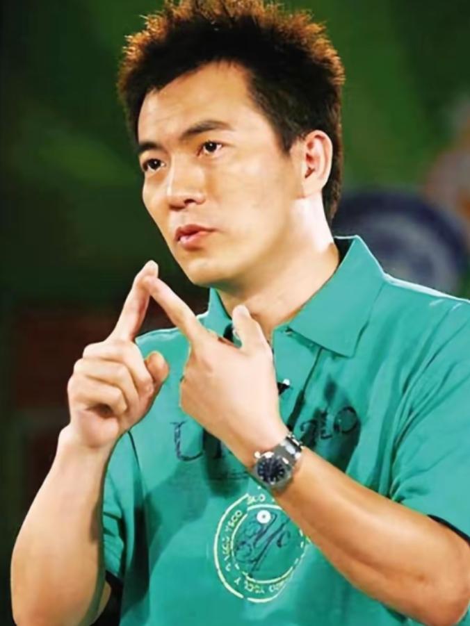 2006年，孙颖刚做完乳腺癌手术，黄健翔便当即向她提出离婚，孙颖泪眼婆娑地质问：