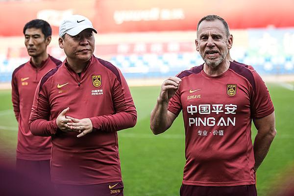 对于中国男足在东亚杯后的选帅、换帅事宜，《东方体育日报》撰文进行了分析。报道中写