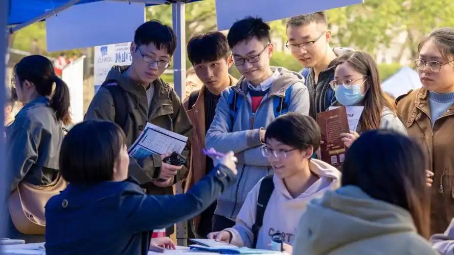 今天看到一个帖子，说人口不是下降了吗?为啥感觉大学生没少？ 大学生不但没少，