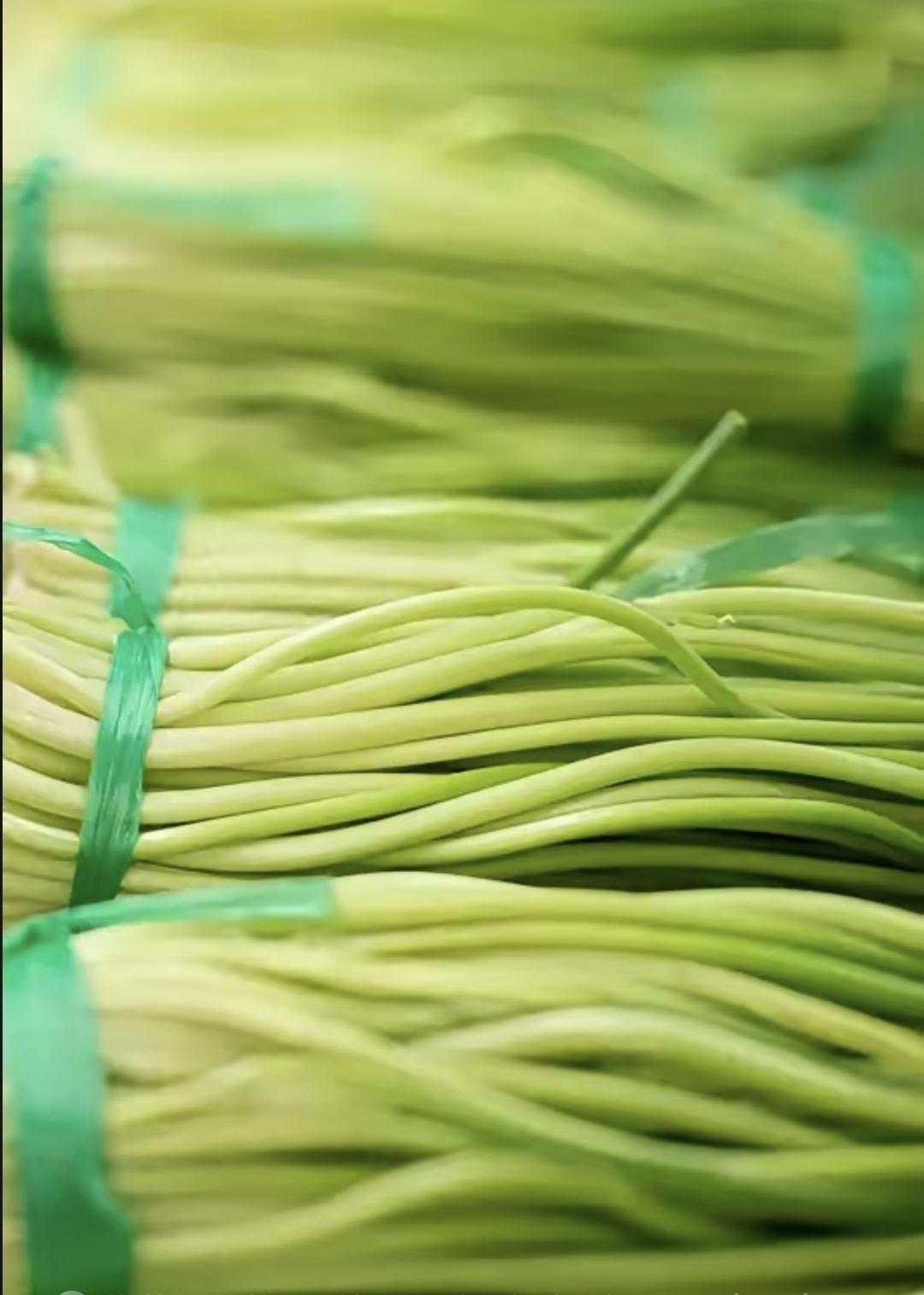 蒜薹一斤从6块跌到2块，菜农蹲地捡不起来，到底谁在吃差价？这周蒜薹价格跳水，不