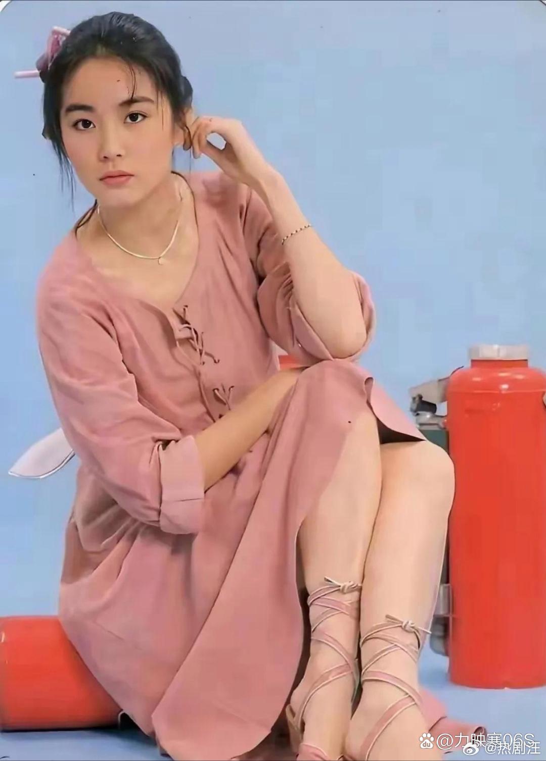 林青霞，脚上的鞋子，在那时候是够时尚了。