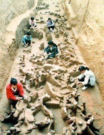 很多人以为殉葬就是把活人关进地宫，门一关，他们就只能哭喊着等死。其实，为了活下去