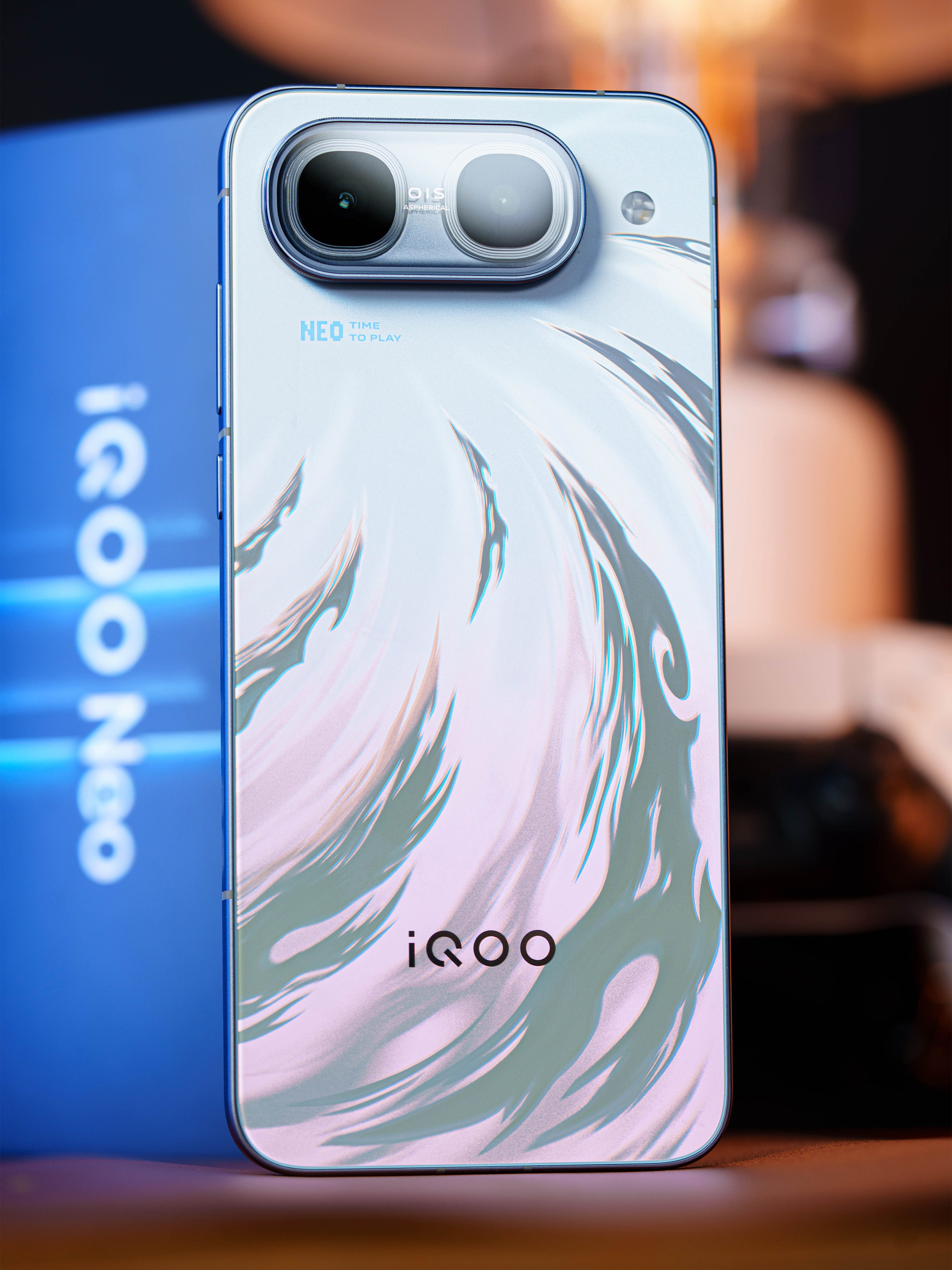 实测iQOONeo11至尊版，作为手游党真的被手感拿捏了。乘风配色光影流动很有