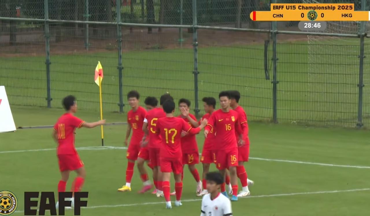 进球啦！中国U15国少1比0暂时领先中国香港队，29分钟，中国队快速反击，左路队
