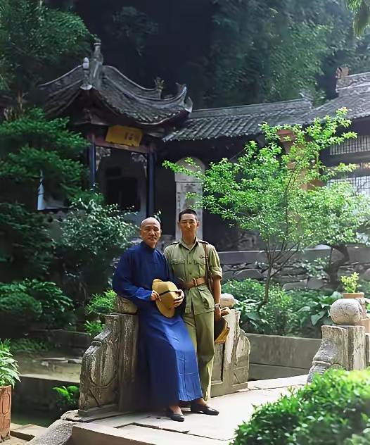 1945年6月30日，蒋介石穿深蓝色长衫，带着身穿国民党军服的小儿子蒋纬国到陕西