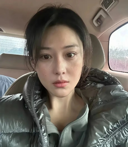 张馨予坐在车上的这张素颜照，打脸多少娱乐圈的女明星啊！这真的是纯素颜，一点都没有