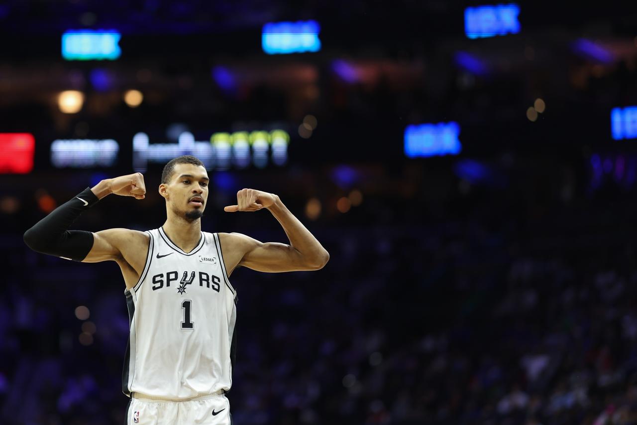 马刺就是天克没有三分的球队。末节比赛还剩3分多钟的时候，乌度卡换下主力投降，此