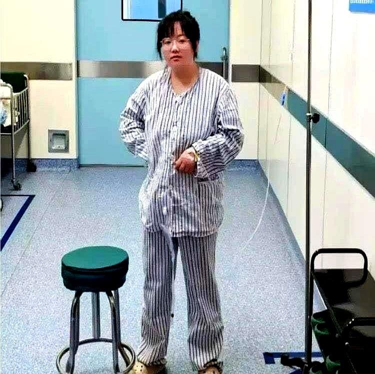 深夜,病房灯不灭,一碗鸡汤在冒气。浙江28岁产妇剖宫产后,医生再三嘱咐要下床慢