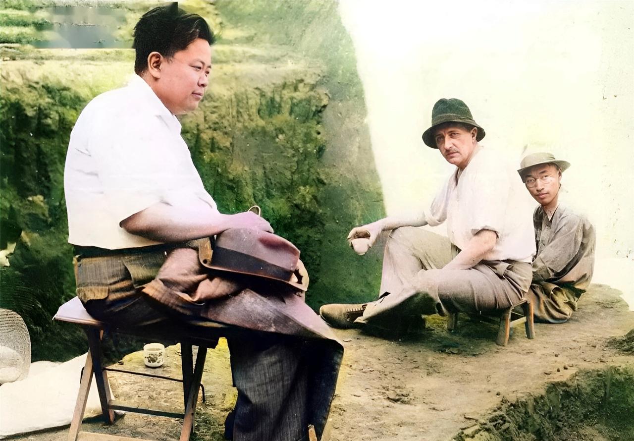 1935年，西北冈大墓，梁思成的弟弟、考古学家梁思永（右）与法国探险家伯希和（中