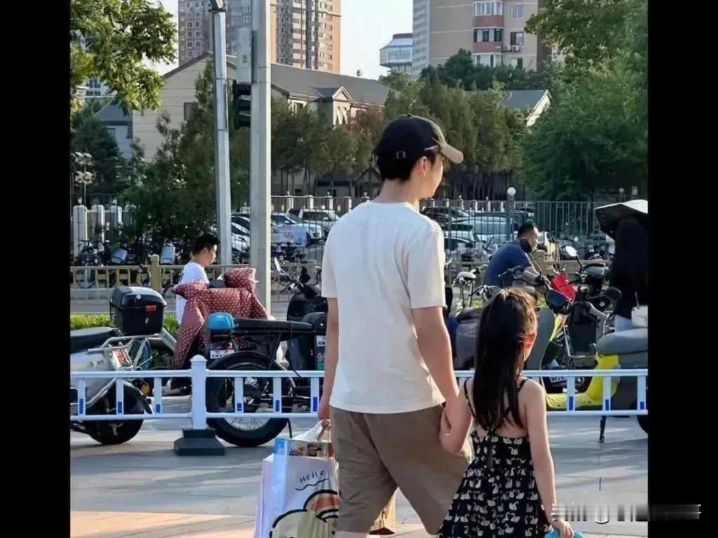 5月9日超暖一幕！董子健带7岁女儿大福户外跑步🏃父女俩又是击掌、跳舞，又是转