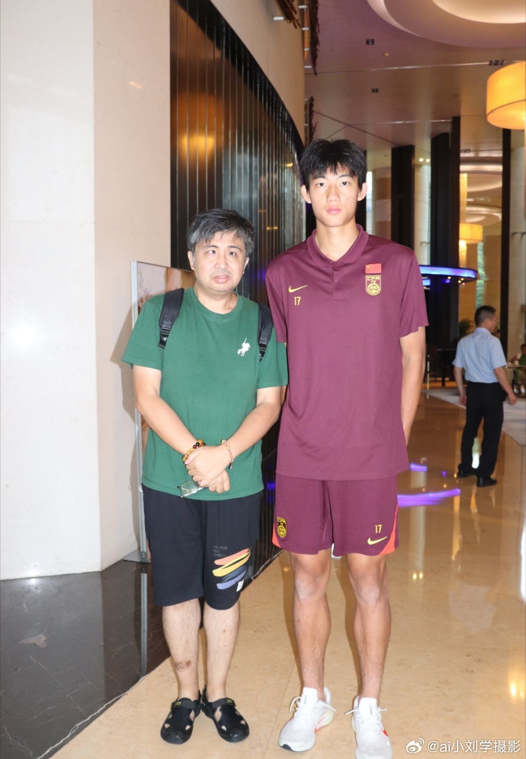 中国球迷大呼赵松源牛给大家科普一下赵松源原来是运动世家出身。身高194，太夸张了