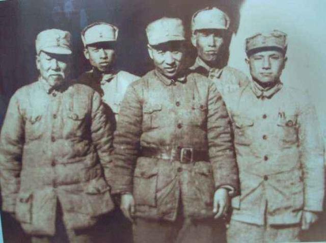 三下江南作战结束之后，林彪让第一纵队司令员万毅和松江军区司令员兼哈尔滨卫戍司令员