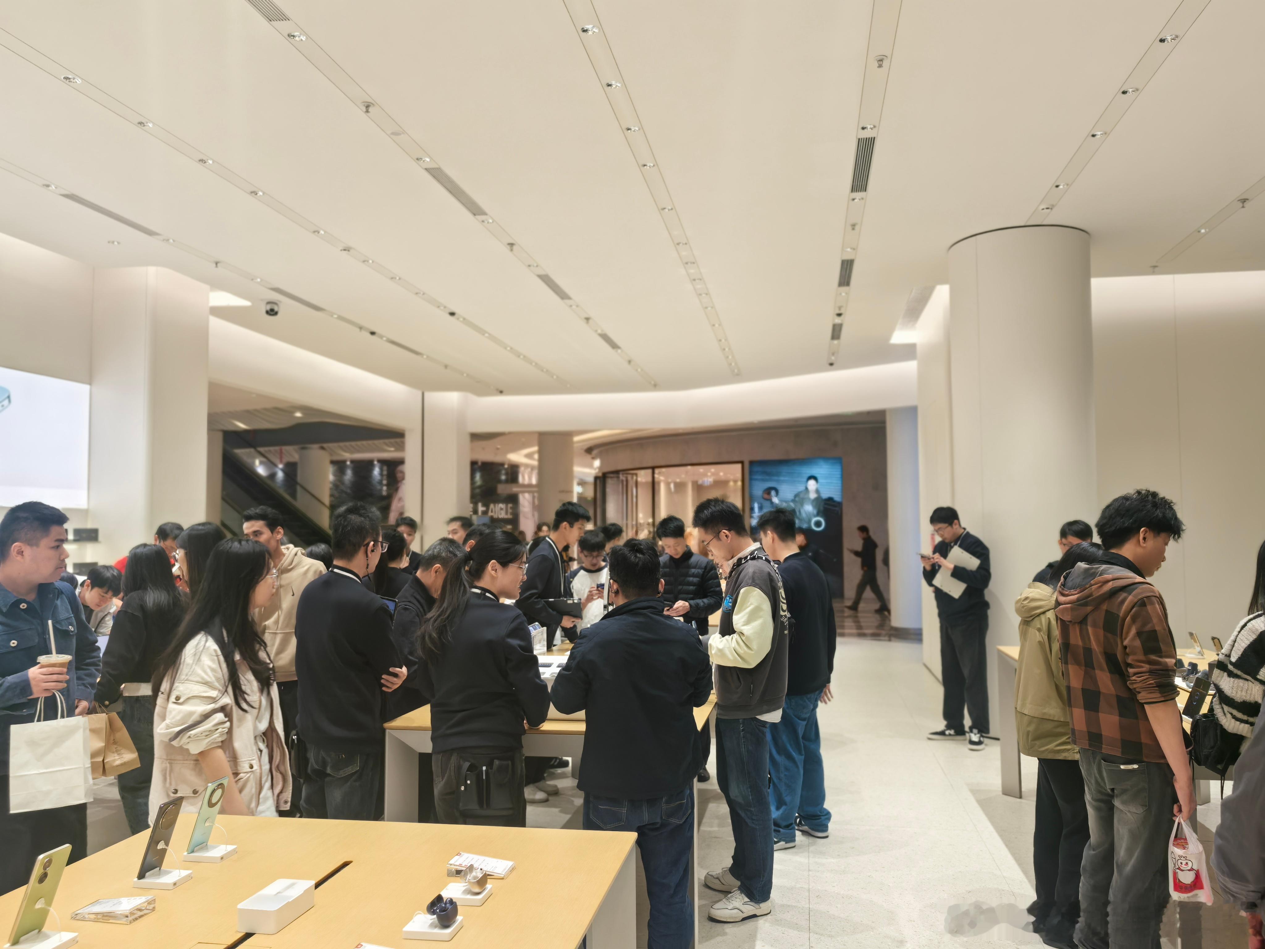 去看了一下mate80和X7人是真多。看完我真的选择困难症爆炸mate80握感最