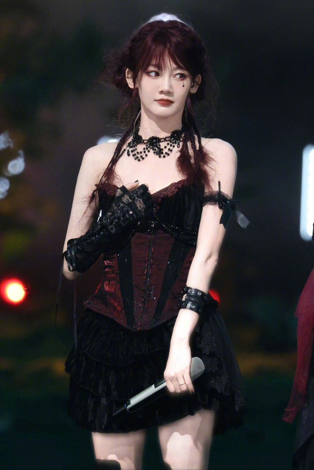 苗苗今年想复出拍戏苗苗说今年想复出拍戏！舞蹈演员出身的底子，清冷又带点破碎感的