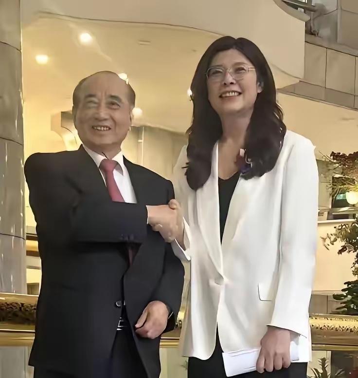 王金平从政这么多年，好多人说他是蓝皮绿骨，但随着时间推移，我们看王金平，这个人，