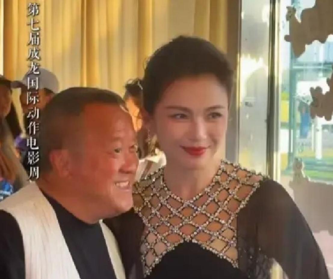 哈尔滨电影周现场，刘涛和曾志伟的一次偶遇突然引发热议，有人盯着礼服位置猜测，有人