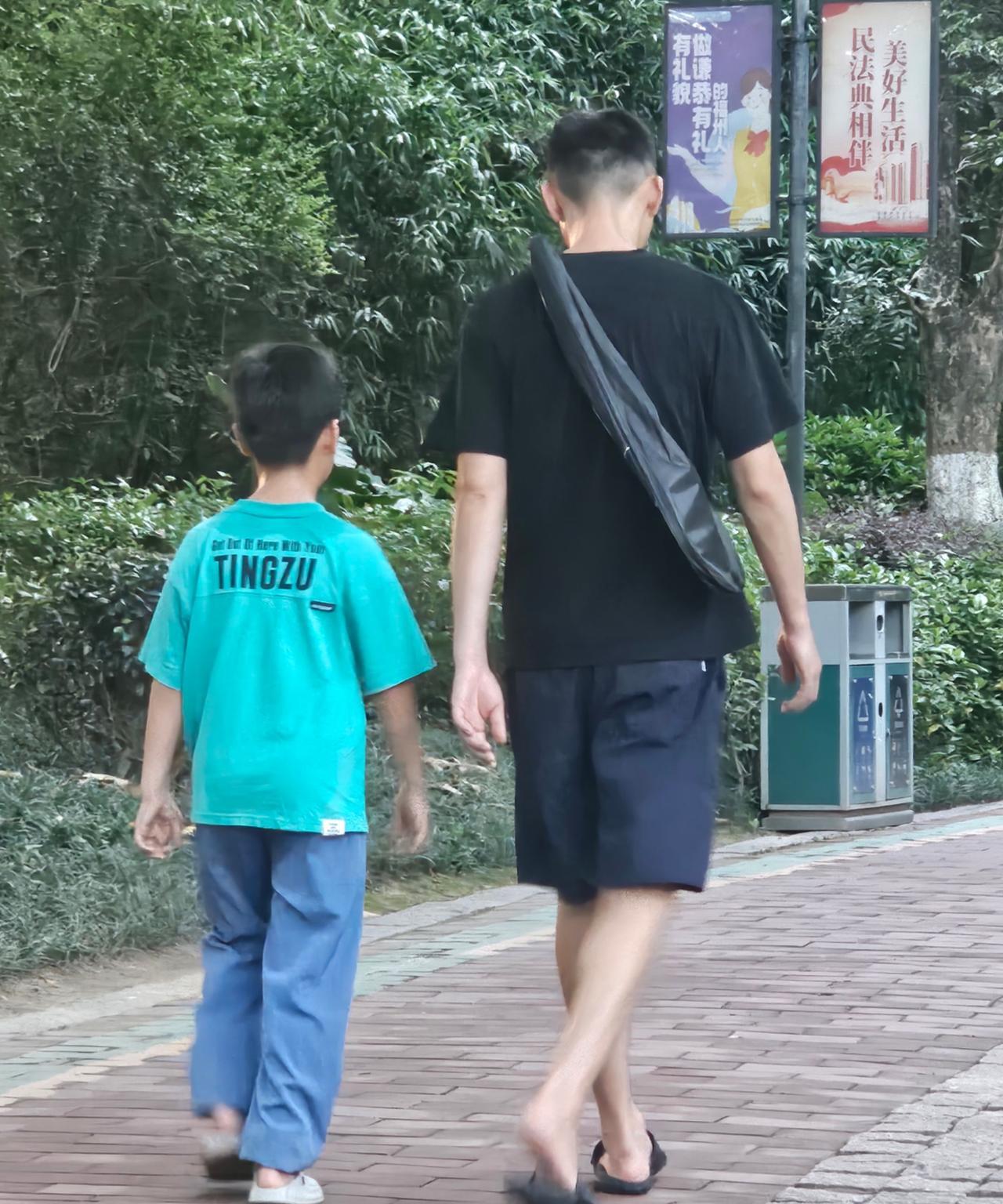 这一刻我老公想生女儿的心到达了顶峰。中午在弟弟家吃饭，吃完饭我们都躺在地上玩
