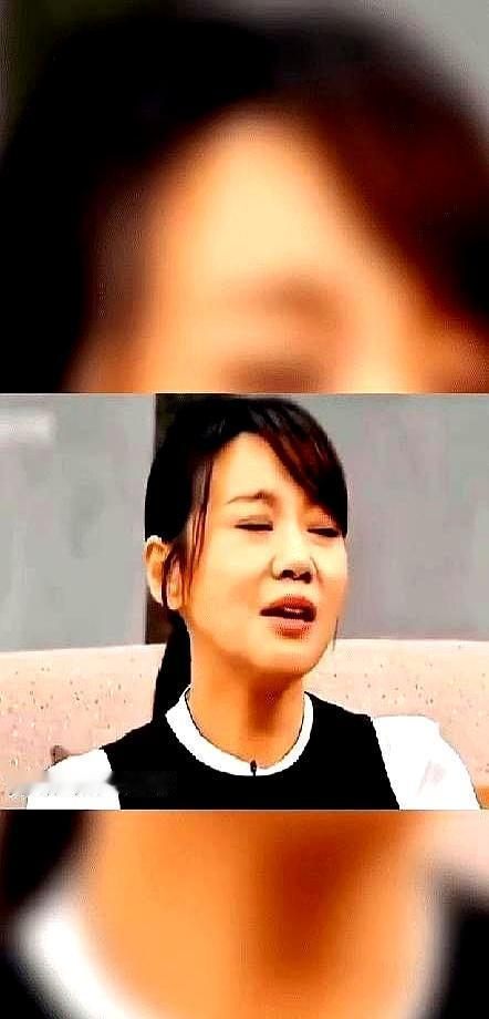 闫妮一句“我天天练胸保养”，柯蓝秒回“我忘了长”。全场笑疯。这俩姐认识十几