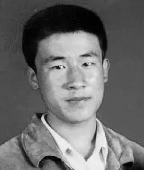 18岁，62天判死刑，18年后改判无罪。他报的案，却成了罪证；他喊的冤，没人听