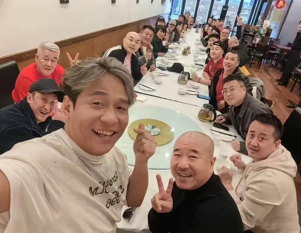 赵本山与一众徒弟们的聚餐照：我只认出了笑容满面、比心自拍的宋小宝，喜容绽放、