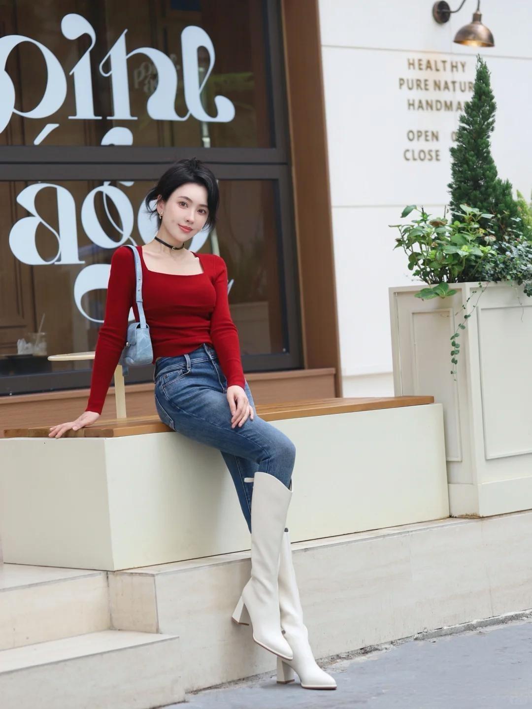 红色上衣+牛仔裤，陪白色高筒靴，清纯美丽，又不失干练！