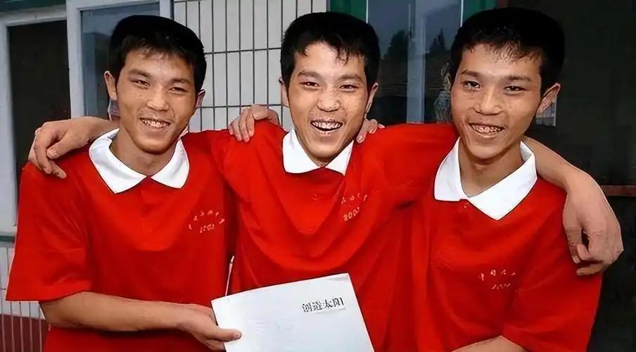 2009年，山东高密三胞胎，高考时考出618、617、616的三连号高分，三人全
