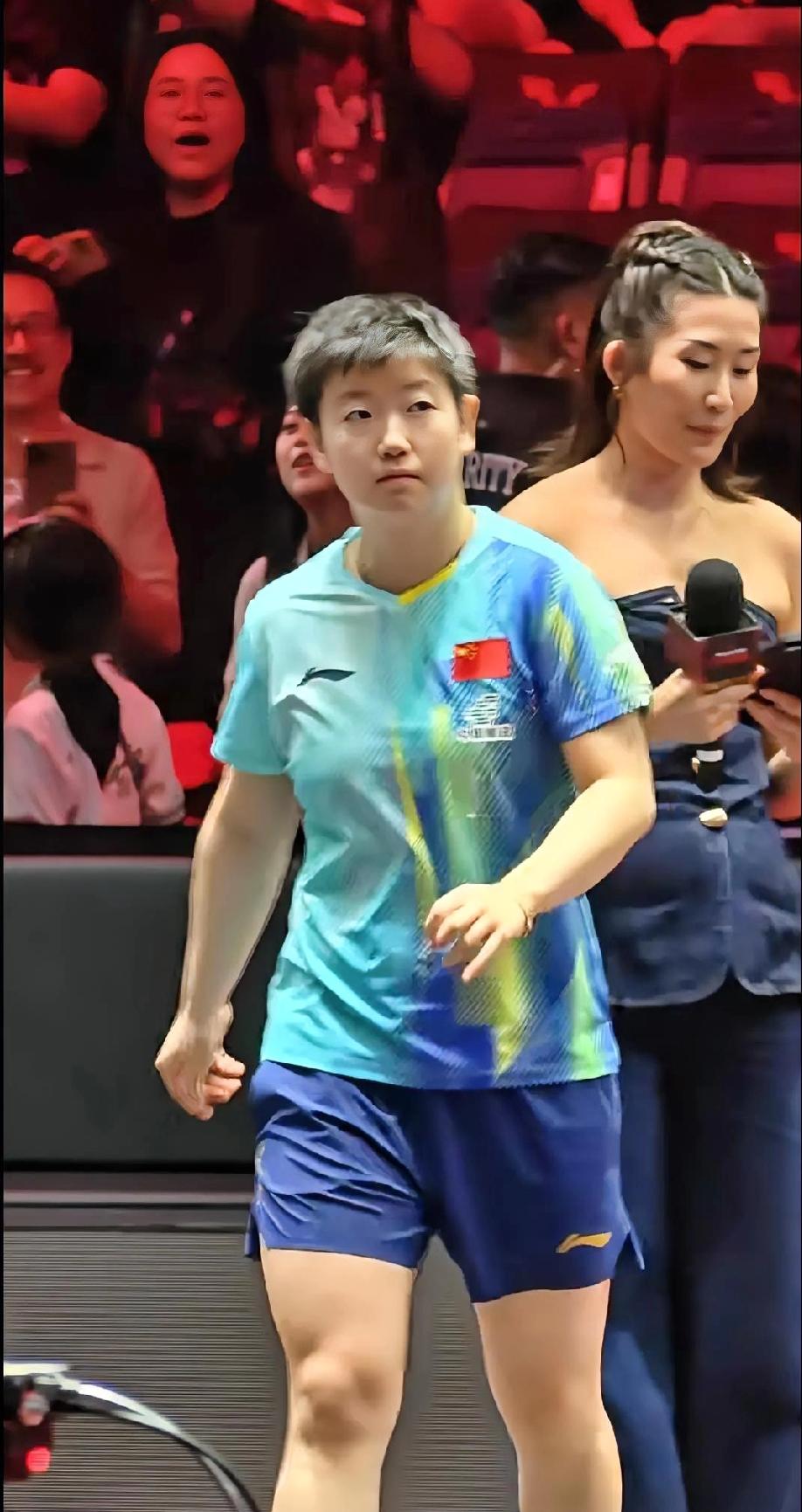 莎莎赛后暖心瞬间✨这颗幸运球，是她给球迷的专属惊喜WTT新加坡大满贯赛后