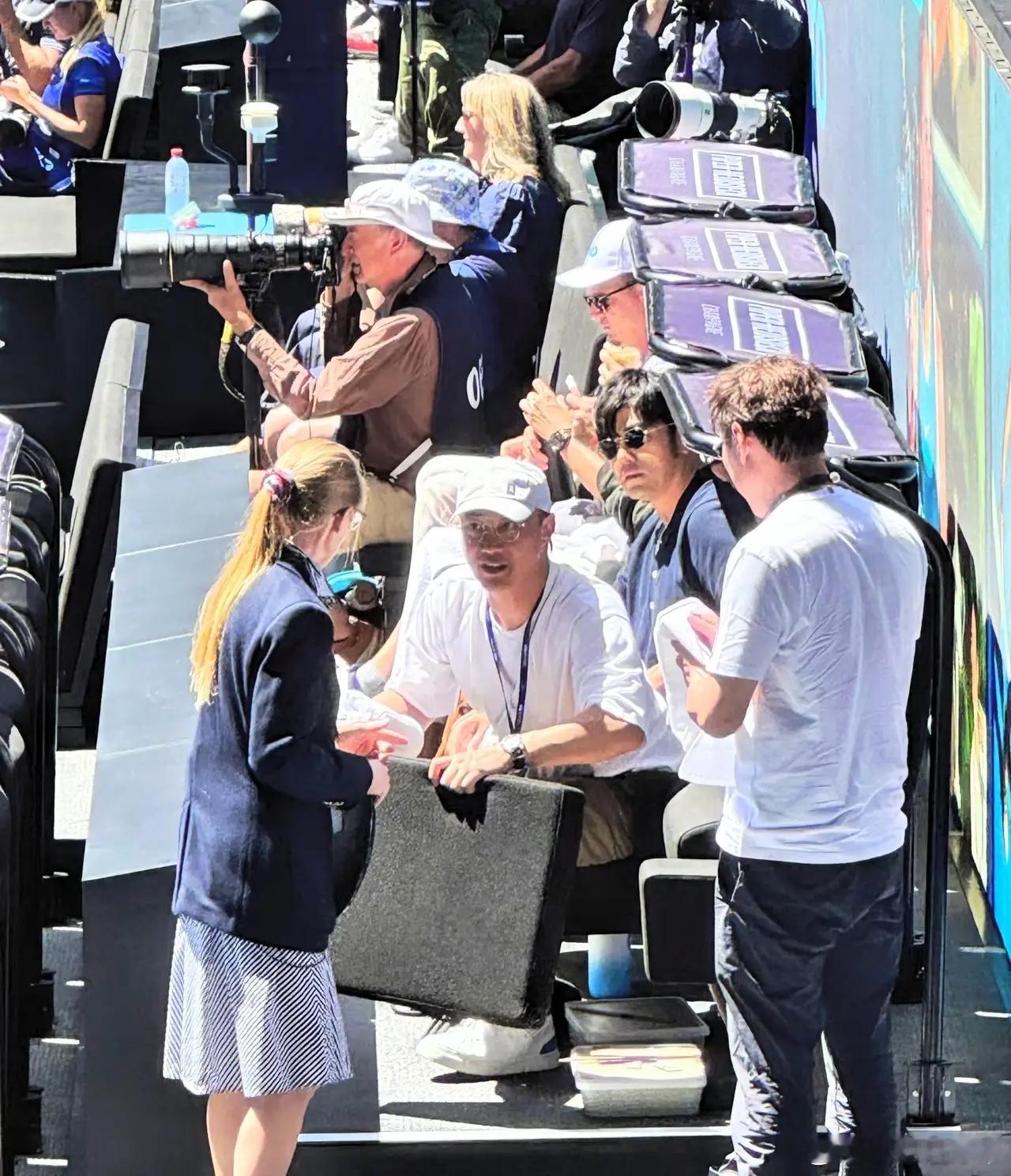 陈奕迅、周杰伦、昆凌坐在一起看网球，她们关系还挺好的！有一说一，有钱人真的蛮爱网