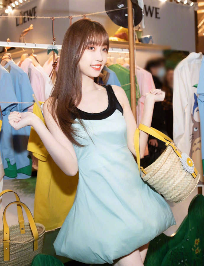 虞书欣淡绿色连衣裙虞书欣在逃公主石锤！淡粉色连衣裙+长直发也俏皮了，笑容好甜
