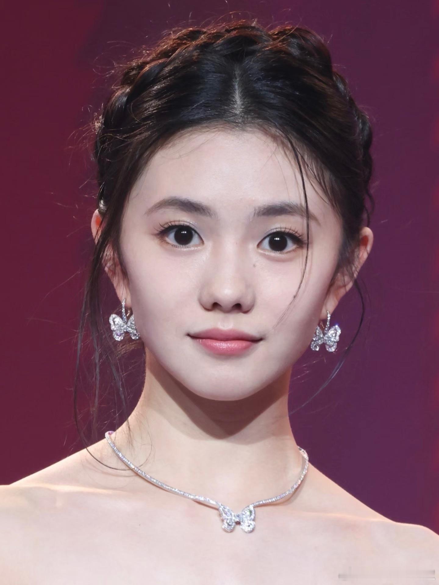 她真的没怎么做造型，妆感总是很淡不愧是把生图当站姐图的女人​​​