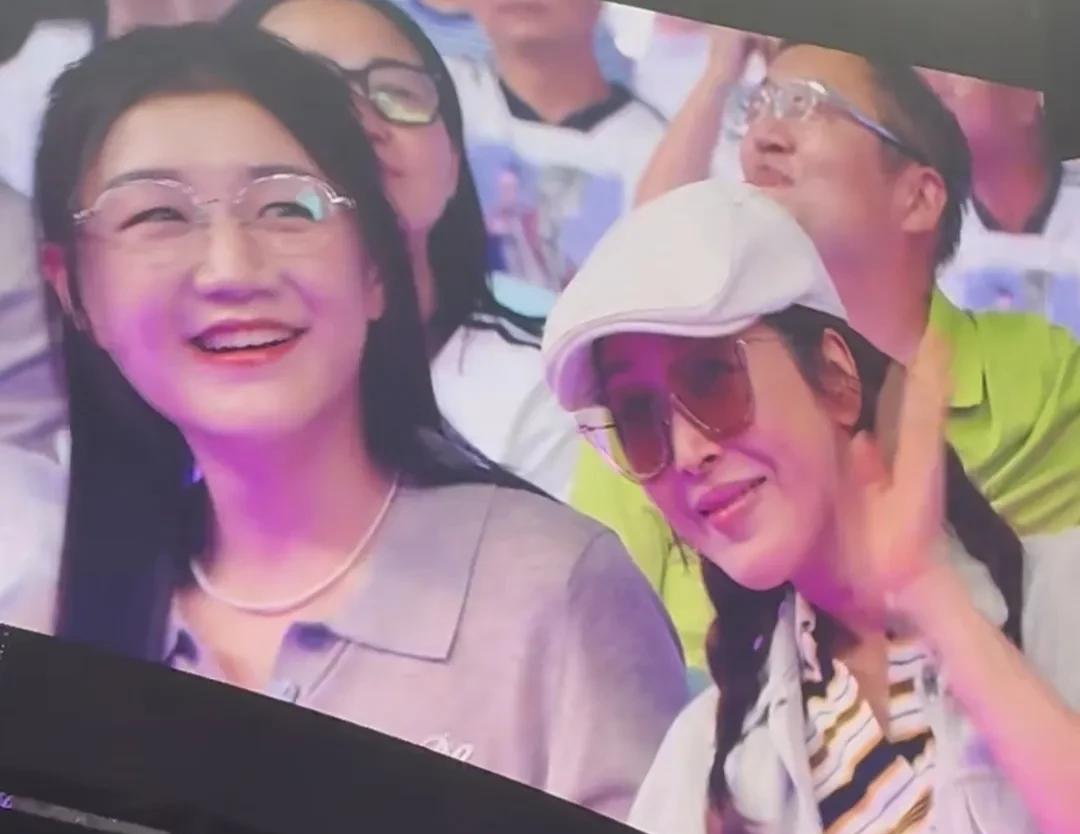岳云鹏演唱会，台下坐的明星都是朋友来捧场的，不是花钱请来的，这届网友太难带了，嘴