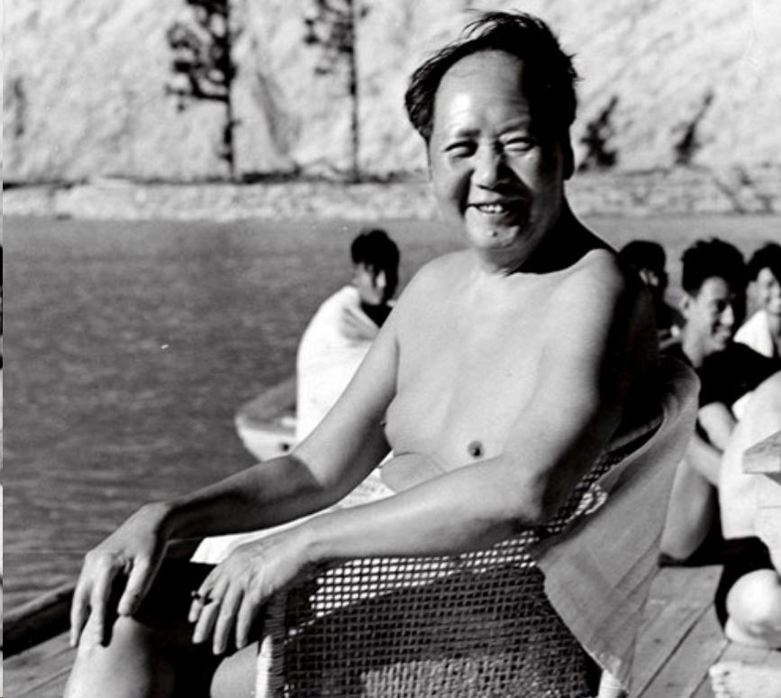 1954年，毛主席去北戴河游泳，遇上了当地的一名渔夫。渔夫并不清楚毛主席