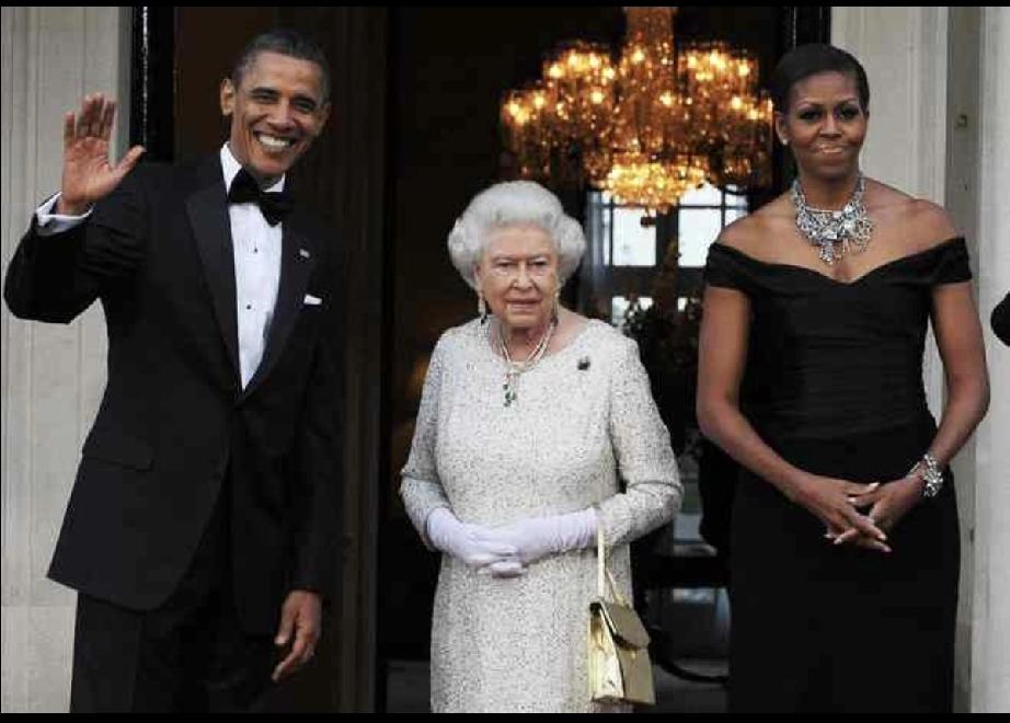 英女王夫妇接见奥巴马夫妇的名场面。头裹丝巾的英女王像可爱老奶奶，背着手的菲利普