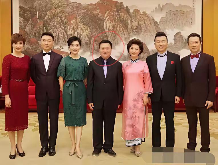 中间这位主持人是谁？其余几位我认识