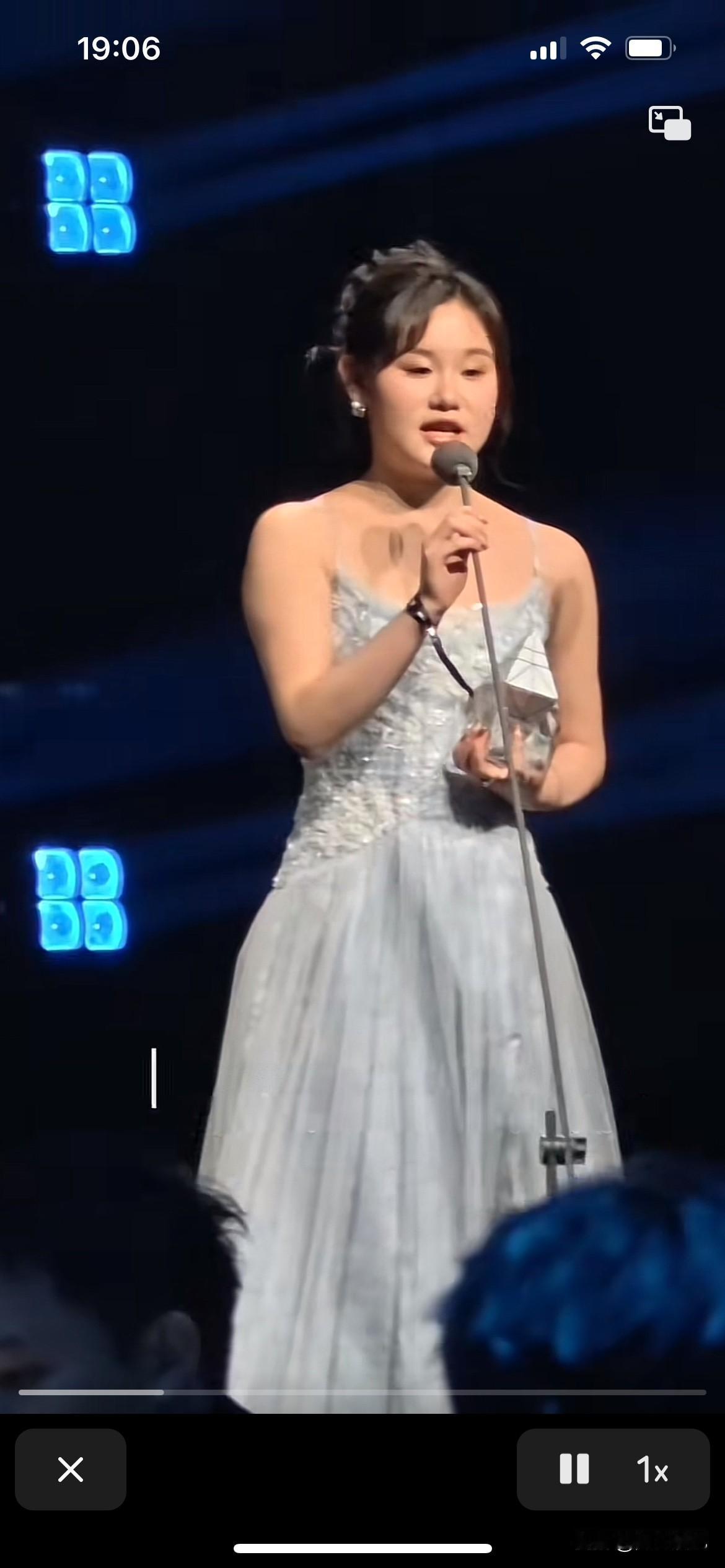 张家齐老师你的造型师真的在害你啊，给你穿的是什么衣服啊，你一身肉嘟嘟的，不合适穿